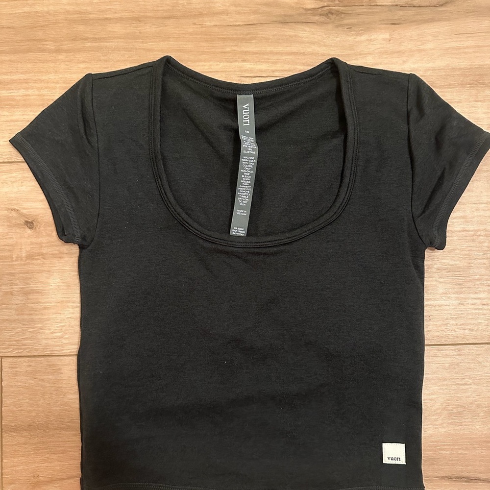 Vuori Black Crop Top